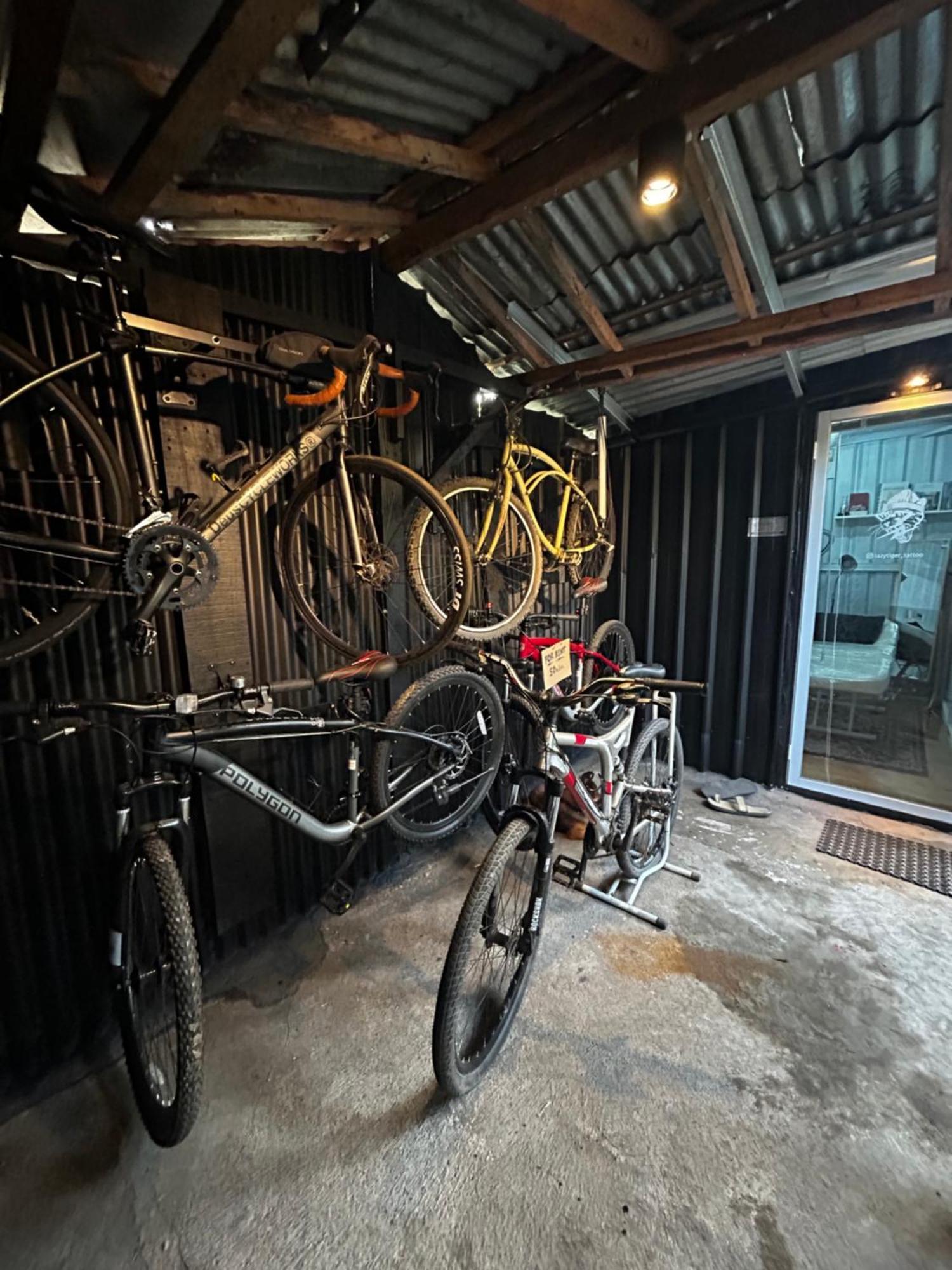 Losmanos Hostel Yogyakarta Ngoại thất bức ảnh