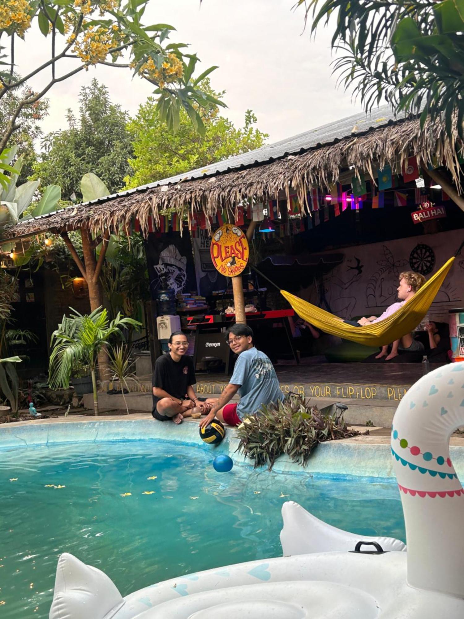 Losmanos Hostel Yogyakarta Ngoại thất bức ảnh