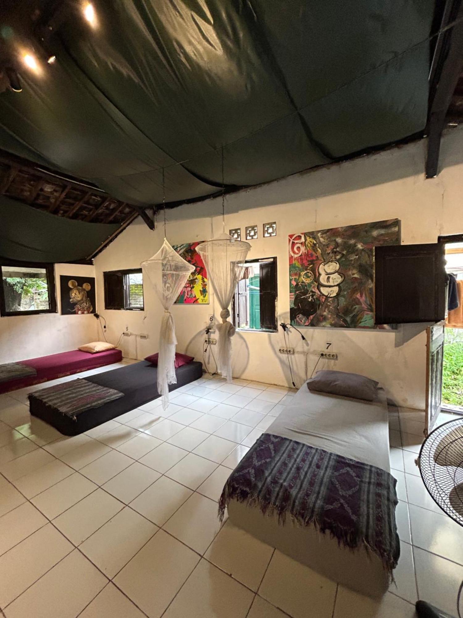 Losmanos Hostel Yogyakarta Ngoại thất bức ảnh
