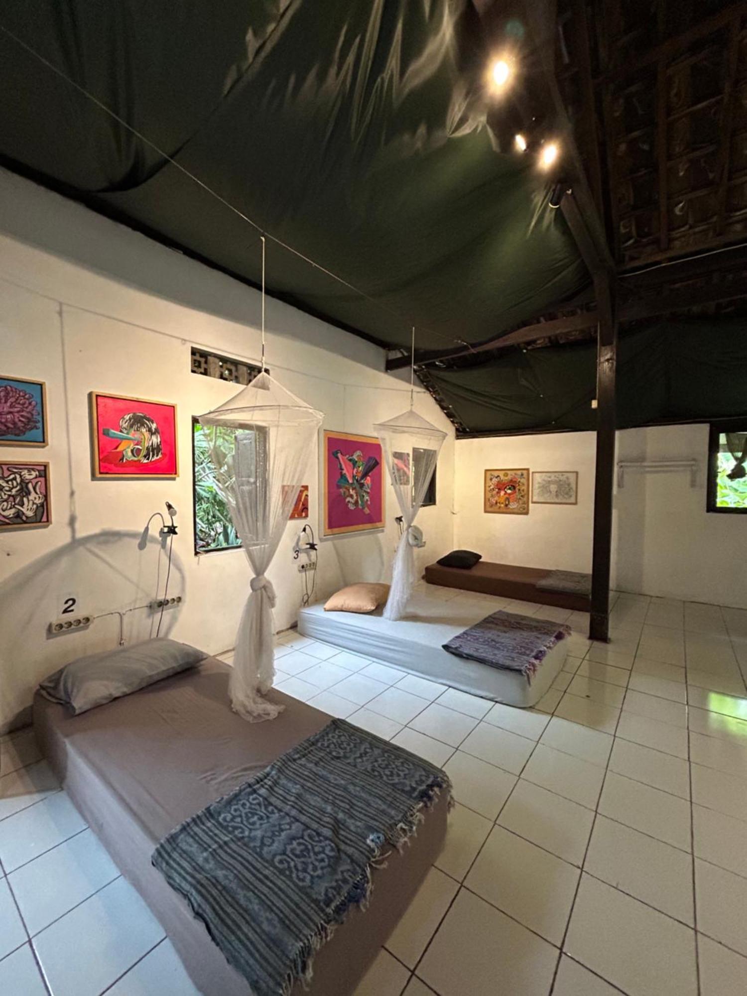 Losmanos Hostel Yogyakarta Ngoại thất bức ảnh