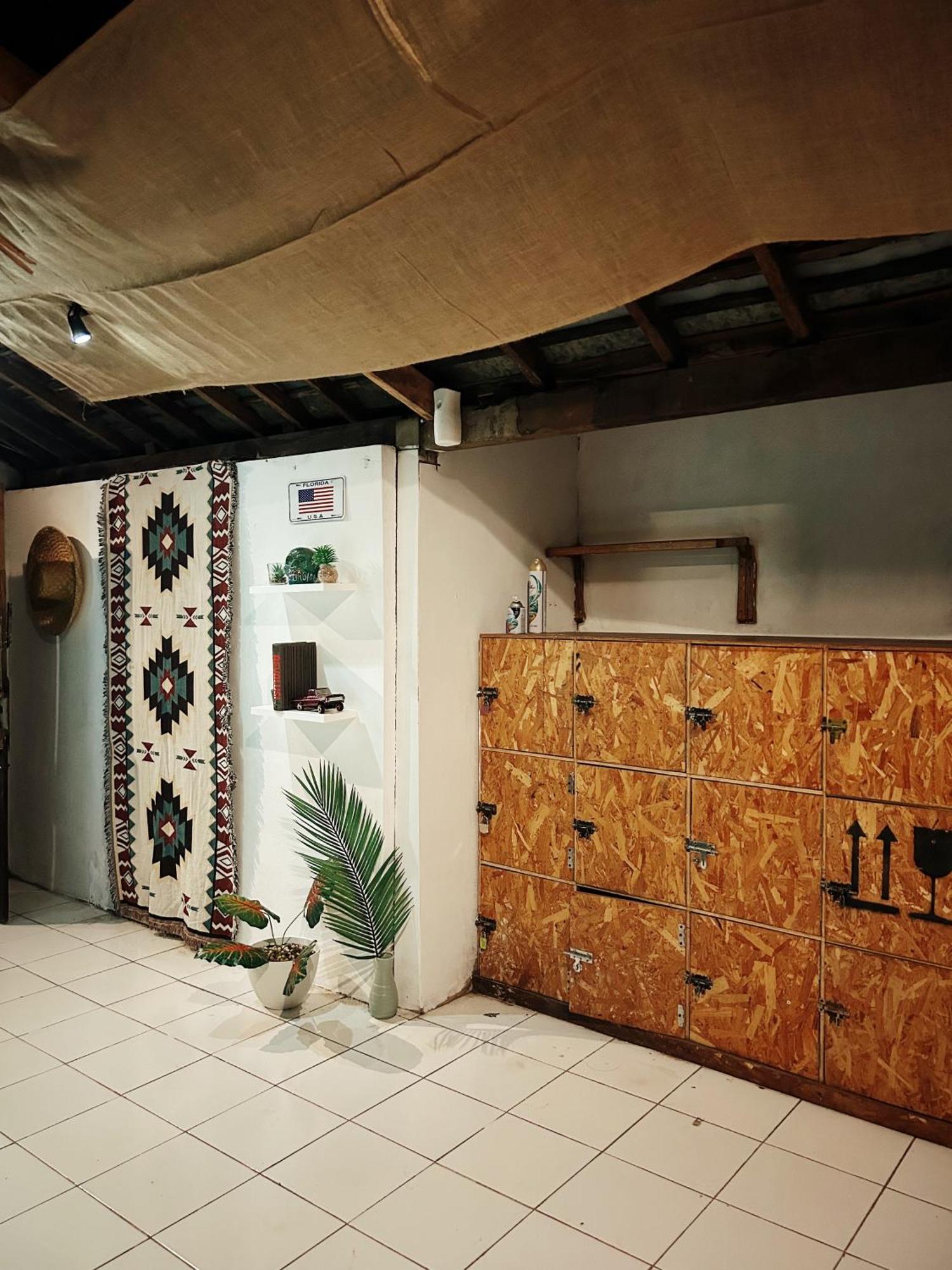 Losmanos Hostel Yogyakarta Ngoại thất bức ảnh