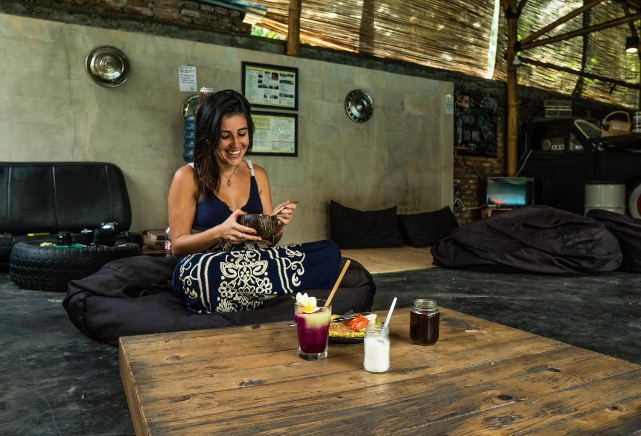 Losmanos Hostel Yogyakarta Ngoại thất bức ảnh