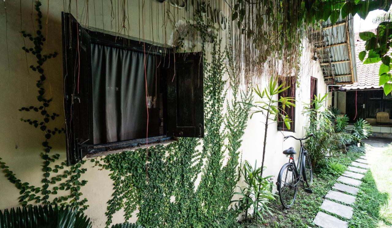 Losmanos Hostel Yogyakarta Ngoại thất bức ảnh