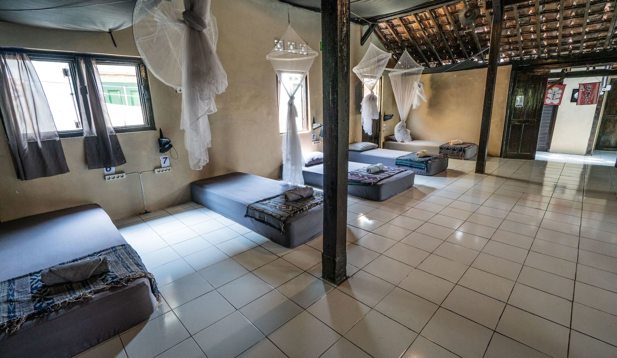 Losmanos Hostel Yogyakarta Ngoại thất bức ảnh